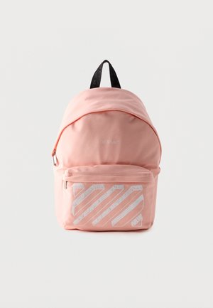 Sac à dos rose avec poignée noire en haut, poche zippée à l'avant, design à rayures diagonales blanches et logo « Off-White » sur le compartiment principal.