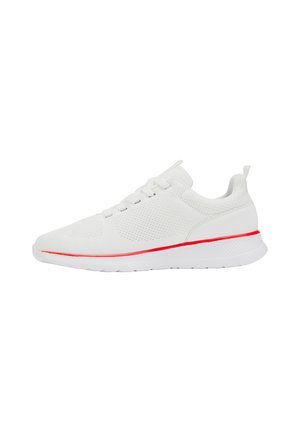 Chaussure de sport blanche avec une tige en mesh, un design texturé et une bande d'accent rouge sur la semelle intermédiaire. Elle possède des lacets et une languette.
