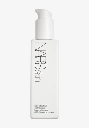 Weiße Pumpflasche mit der Aufschrift NARS skin light reflecting cleansing oil mit schwarzem Text auf weißem Hintergrund.