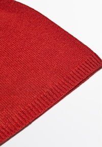 Beanie rosso lavorato a maglia con risvolto a costine, realizzato in tessuto morbido. Presenta una texture liscia e un design semplice, adatto per l'abbigliamento invernale.