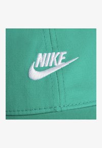 Nike Sportswear FUTURE CURVE BRIM UNISEX - Šiltovka - stadium green