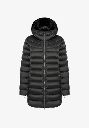 Schwarze, puffy Daunenjacke mit Kapuze, ausgestattet mit einem Reißverschluss vorne, horizontaler Steppung und einem Logo-Detail am linken Ärmel.