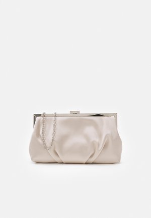 Kleine lichtbeige satijnen clutch met zilverkleurig metalen frame en fijne zilveren kettinghengsel op een witte achtergrond.