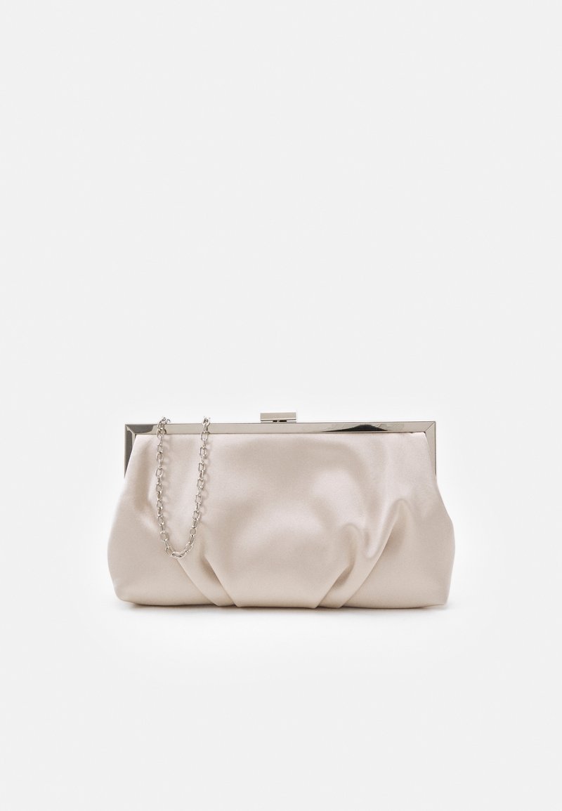 Petit sac pochette en satin beige clair avec cadre métallique argenté et poignée délicate en chaîne argentée sur fond blanc.