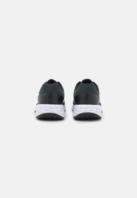 Zapatillas de correr en negro y azul oscuro con parte superior de malla texturizada, media suela blanca acolchada y suela exterior de goma negra.