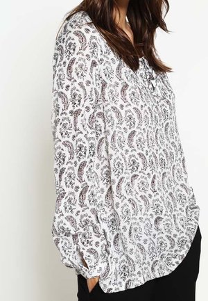 Blusa bianca a maniche lunghe con un motivo paisley nero e rosso, caratterizzata da una vestibilità rilassata, dettagli a bottoni e polsini arricciati.