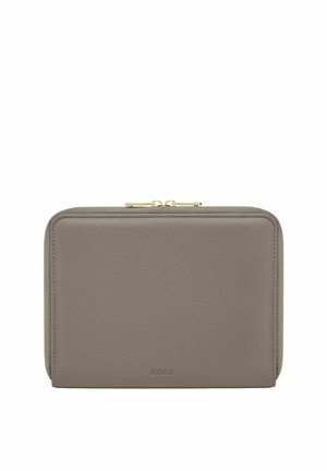 Portefeuille rectangulaire gris en cuir avec fermeture éclair dorée et logo BOSS embossé au centre avant.