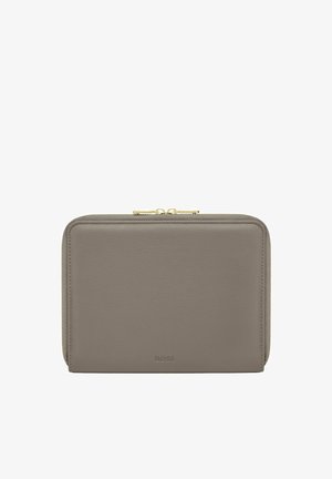 Graue rechteckige Lederbrieftasche mit goldfarbenem Reißverschluss und BOSS-Logo, das mittig vorne geprägt ist.