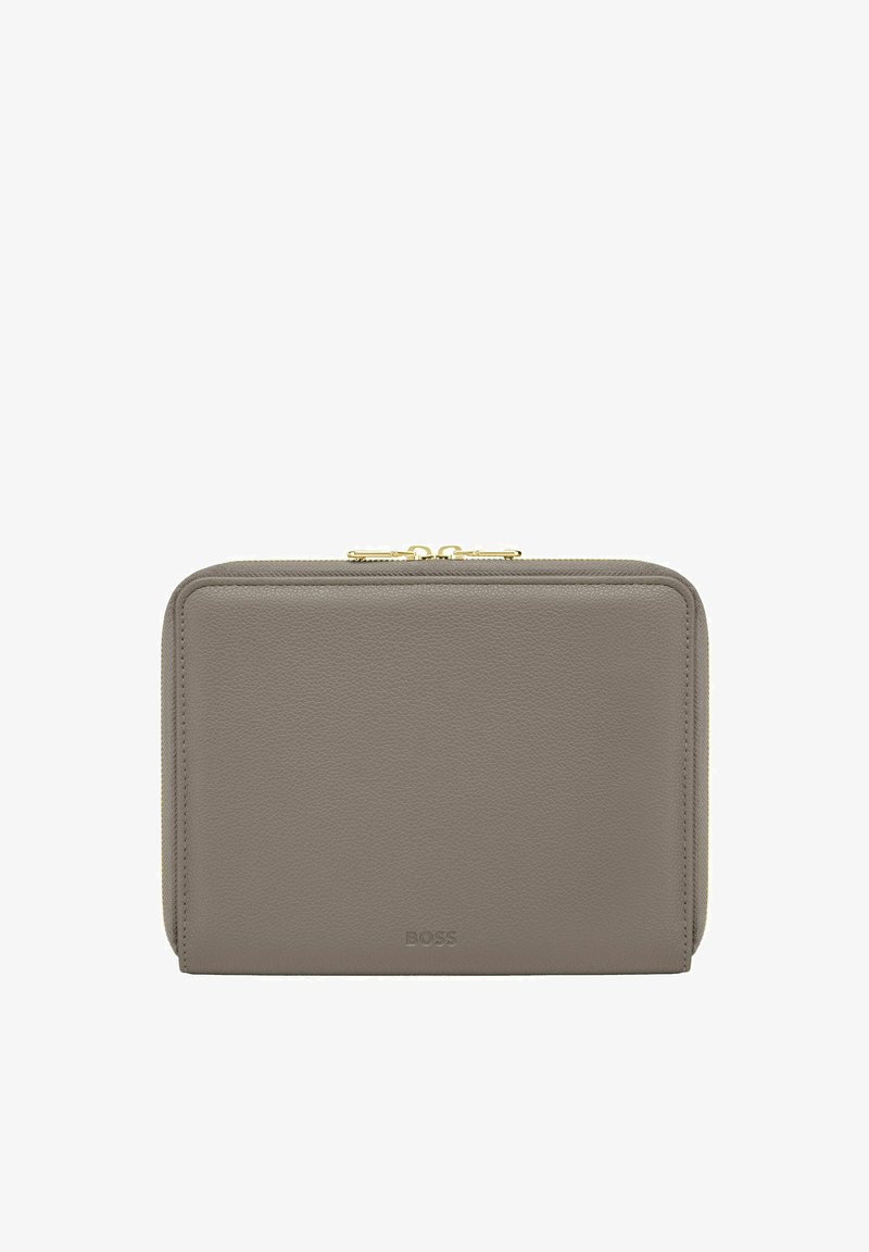 Portefeuille rectangulaire gris en cuir avec fermeture éclair dorée et logo BOSS embossé au centre avant.