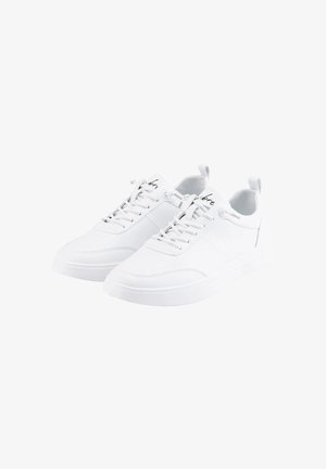 Weiße Sneakers aus glattem Canvas-Material, klassisches Schnürdesign, gestikte Akzente und Zuglaschen an der Ferse für ein einfaches An- und Ausziehen.