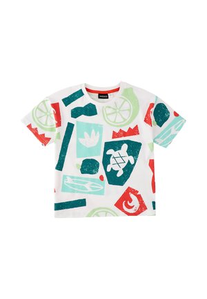 Camicia bianca a maniche corte con forme astratte colorate che includono una tartaruga, fette di agrumi e motivi geometrici in verde, rosso e blu.