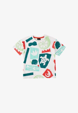 Camicia bianca a maniche corte con forme astratte colorate che includono una tartaruga, fette di agrumi e motivi geometrici in verde, rosso e blu.