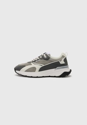 Grijs en zwart sport schoen van textiel en synthetische materialen, met een gevoerde zool, vetersluiting en opvallende merkdetails.