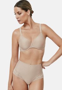 Ensemble de lingerie beige comprenant un soutien-gorge lisse avec des accents de dentelle et une culotte taille haute avec des détails en dentelle. Tissu doux et extensible.