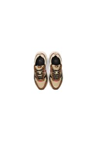 Beige und braune Sneaker mit einer strukturierten Oberseite, schwarzen Schnürsenkeln und rosa Akzenten. Sie haben eine abgerundete Zehenpartie und eine gepolsterte Sohle.