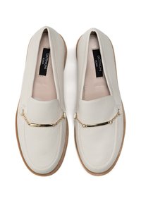 Valkoiset nahka loaferit, joissa on kultasävytteinen ketjukoriste, litteät pohjat ja ommeltu yksityiskohtaisuus. Sisämerkissä lukee "GATTI NONI ROMA."