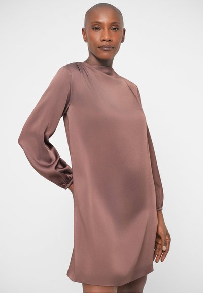 Robe en satin marron avec un col haut, de longues manches bouffantes et une coupe légèrement ample. Texture lisse et longueur mi-cuisse.