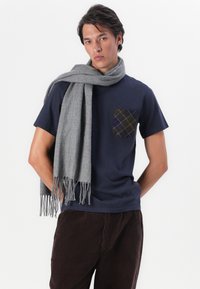 Barbour BARBOUR ARNSIDE TARTAN POCKET T-SHIRT - Μπλουζάκι με στάμπα - navy
