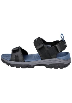 Sandalia outdoor negra y azul de Skechers con tiras de velcro ajustables y suela texturizada para confort y agarre.