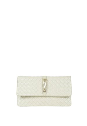 Clutch in pelle intrecciata color crema con pattina e cinturino centrale con targhetta dorata "Marc Ellis".