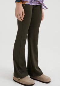 WE Fashion FLARED - Tygbyxor - green