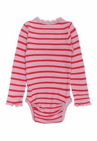 Body a maniche lunghe di colore rosa chiaro con strisce orizzontali rosse. Presenta un colletto a scalloped e polsini arricciati. Tessuto a maglia morbida.