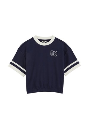 Granatowa koszula z krótkim rękawem, białe wykończenie kołnierza i mankietów, białe paski na rękawach oraz nadruk "08" na piersi.