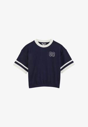 Cămașă bleumarin cu mâneci scurte, garnitură albă pe guler și manșete, dungi albe pe mâneci și numărul „08” imprimat pe piept.