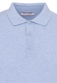 Polo bleu clair à manches courtes avec col et trois boutons, avec une étiquette de la marque Felix Hardy à l'intérieur du col.