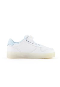Białe sneakersy z jasnoniebieskimi akcentami, charakteryzujące się gładką syntetyczną cholewką, okrągłym noskiem, sznurowaniem oraz zapięciem na rzepy, oraz przezroczystą podeszwą.