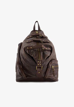 Brązowy skórzany plecak z wieloma zamkami, metalowymi ćwiekami i akcentami. Posiada uchwyt na górze oraz boczne kieszenie do przechowywania.