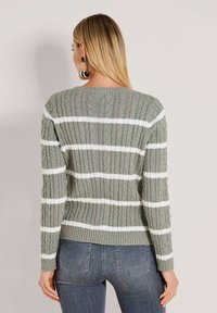 Strickpullover in Hellgrün mit weißen Streifen, ausgestattet mit einem Kabelmuster, langen Ärmeln und einem runden Halsausschnitt.