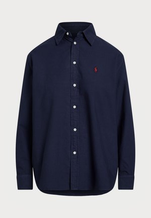 Camicia button-up in cotone blu navy a maniche lunghe. Presenta un colletto classico, chiusura a bottoni sul davanti e un piccolo logo rosso sul lato sinistro del petto.