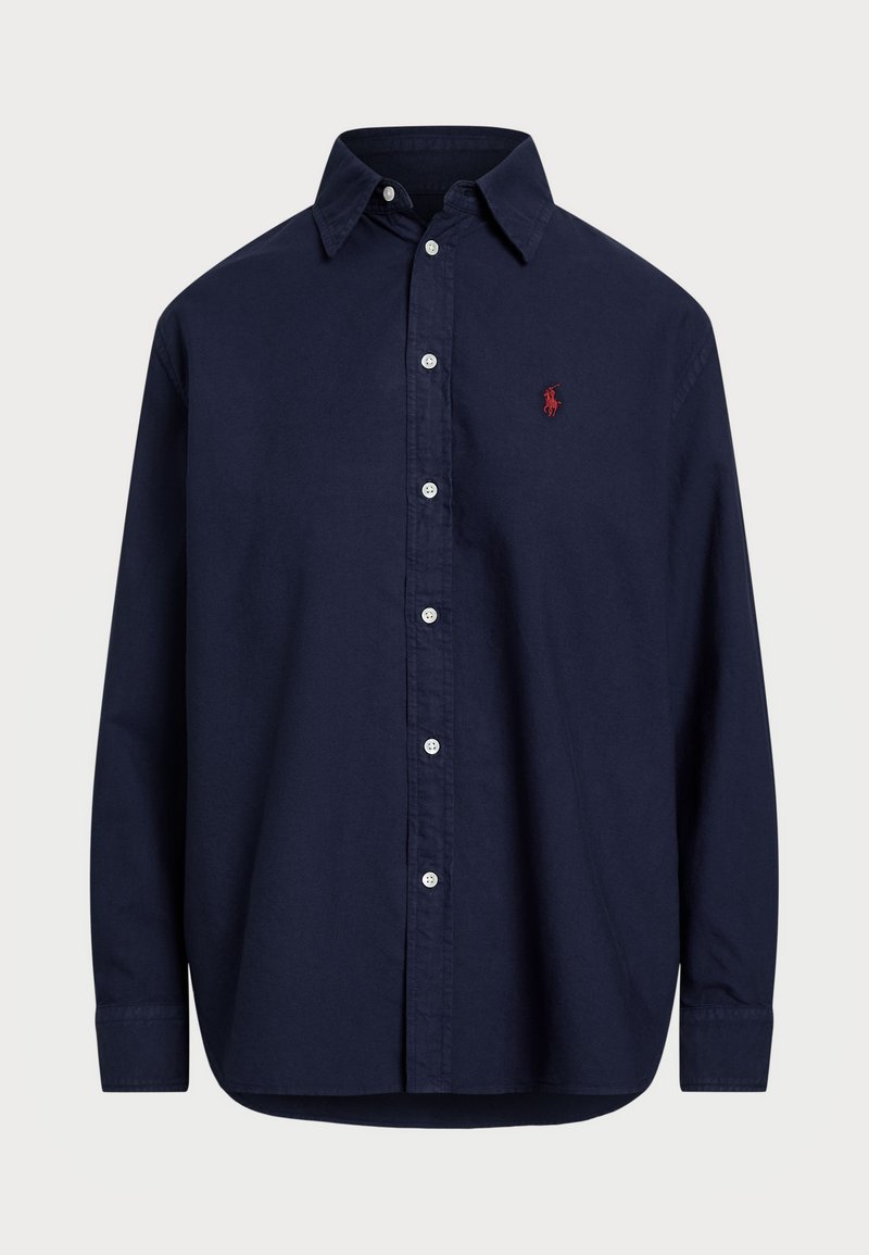 Cămașă din bumbac cu mânecă lungă, de culoare albastru marin, cu guler clasic, închidere cu butoane pe față și un mic logo roșu pe pieptul stâng.