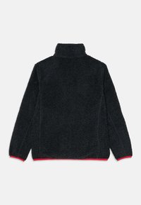 Čierna fleecová bunda s vysokým golierom, dlhými rukávmi a červenými detailmi na manžetách a leme, zobrazená zozadu na bielom pozadí.