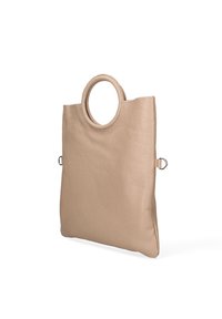 Borsa a tracolla in pelle beige con una finitura texturizzata, dotata di un manico rotondo e hardware laterale per l'attacco della tracolla. Design semplice e moderno.
