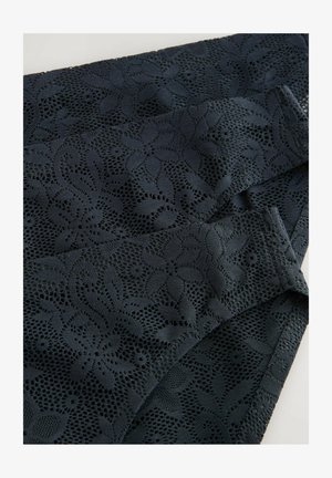 Stof din dantelă albastră marină cu modele florale, având decupaje complicate. Materialul are un aspect texturat și o calitate ușor transparentă.