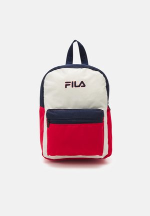 Zaino rosso e crema con accenti blu navy. Tasca frontale con zip, schienale imbottito e manico superiore. Presenta il logo Fila in blu navy sul davanti.