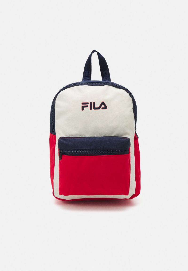Zaino rosso e crema con accenti blu navy. Tasca frontale con zip, schienale imbottito e manico superiore. Presenta il logo Fila in blu navy sul davanti.