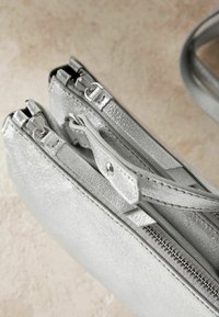 Next SMALL REGULAR FIT - Schoudertas - silver