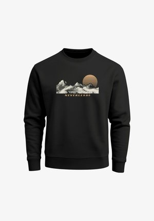Schwarzer Sweatshirt mit Rundhalsausschnitt, mit einer Grafik von Bergen und einer aufgehenden Sonne in Beige. Der Markenname "NEVERLESS®" ist deutlich sichtbar.
