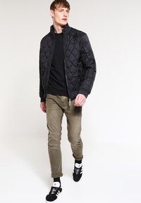 Jack & Jones JJILUKE JJECHO - Vaqueros tapered - olive night