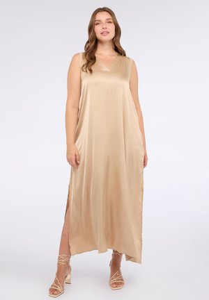 Beige Satin-Maxikleid mit V-Ausschnitt und ärmellosem Design, ausgestattet mit seitlichen Schlitzen für Bewegungsfreiheit. Weiche Textur und fließende Silhouette.