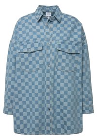 Camicia in denim a quadri di colore azzurro chiaro, con chiusura a bottoni, due tasche sul petto e colletto classico, dal taglio relaxed.