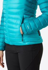 Tyrkis puffjacka med en zipficka, strukturerad tyg och isolerad design. Har PERTEX-hardwaremärke och 800 fill power-beteckning.