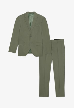 Costum verde măslin format dintr-o jachetă cu un singur buton și pantaloni drept de tip plat, având două buzunare și o căptușeală din satin.