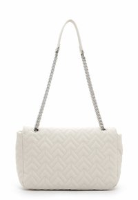 Borsa bianca trapuntata con tracolla a catena, caratterizzata da un motivo a spina di pesce e una texture liscia. Forma rettangolare con angoli arrotondati.