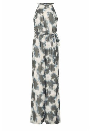 Kombinezon bez rękawów o szerokich nogawkach, z wysokim dekoltem, paskiem wiązanym w talii oraz wzorem tie-dye w odcieniach szarości, bieli i niebieskiego.