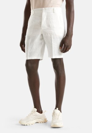 BERMUDAS - Shorts - white