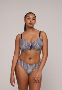 Niebiesko-biała bikini w paski z wsparciem drucianym; posiada kokardkę z przodu i dopasowane spodnie typu high-waist.